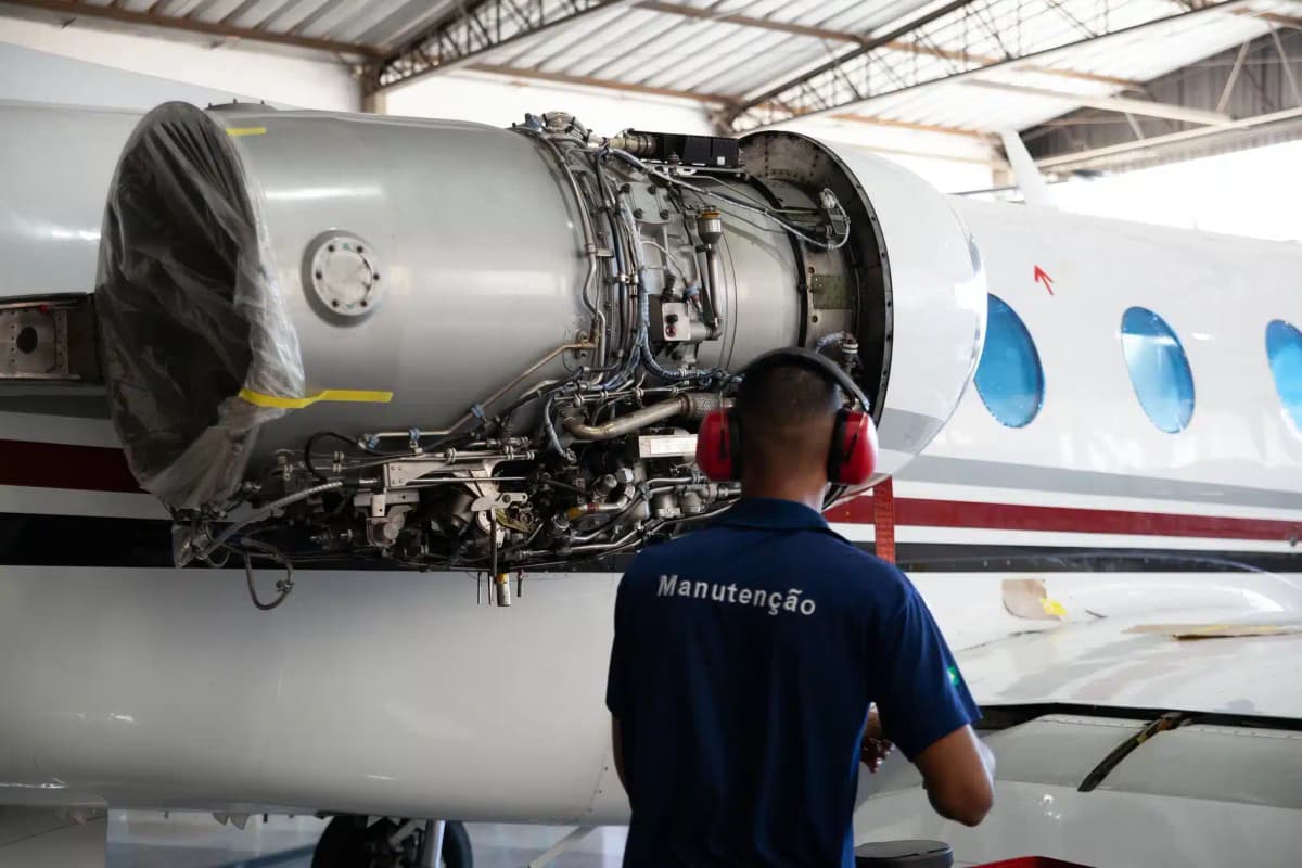 Trabajador en hangar realizando inspección